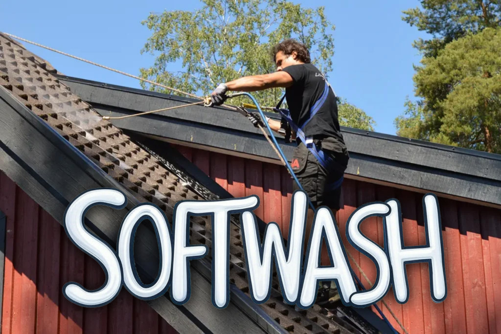 Mann på taket med softwash logo i front